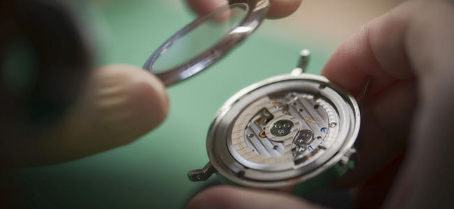 持證師傅開蓋檢測 Glashütte 手錶機芯狀況